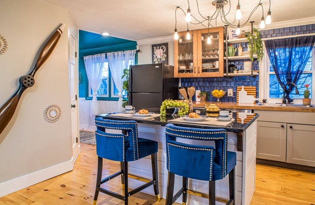 The Modern Downtown Hub - Small Private Home