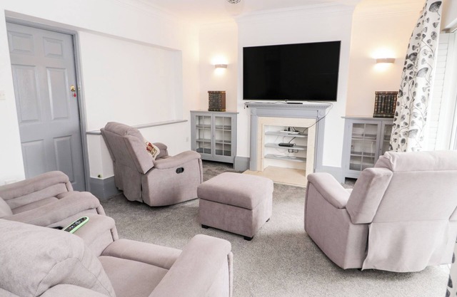 THE MOORES, pet friendly, with a garden in Prestatyn