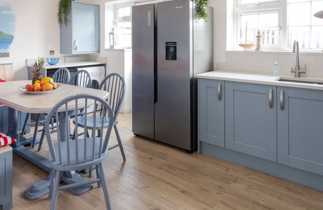 The Moorings: 5 bedroom holiday villa in Rhosneigr, easy walk to village and beaches