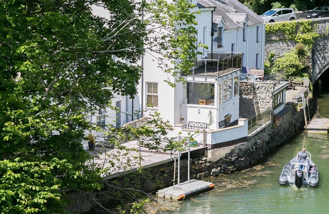 The Moorings - a sea view that sleeps 4 guests in 2 bedrooms