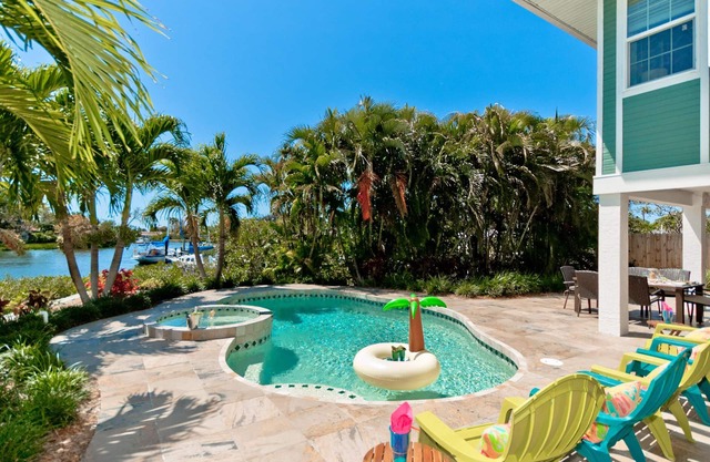 Les amarres! Apportez votre bateau dans cette maison récemment rénovée avec piscine privée