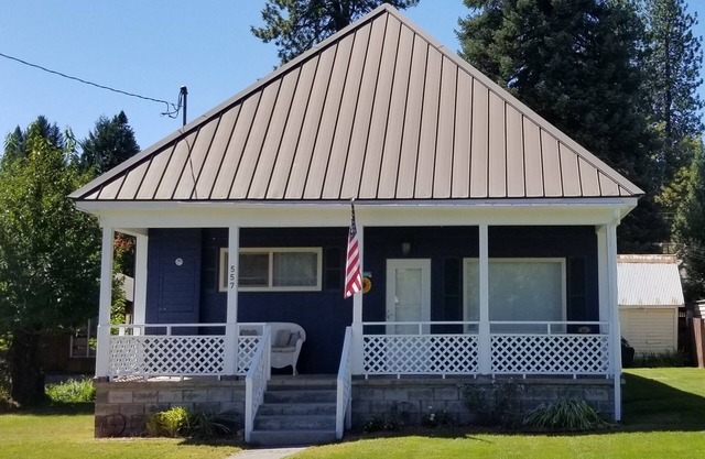 La maison de montagne au pied du mont Shasta