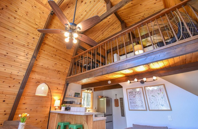 The Mountain Rose Cabin - walk to lake, BBQ, Firepit, Pet Friendly,