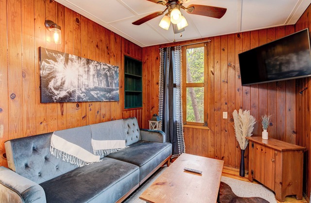 The Mt. Laurel Cabin @ The Furry Lodge with King Bed, Lvg Room, & Private Deck