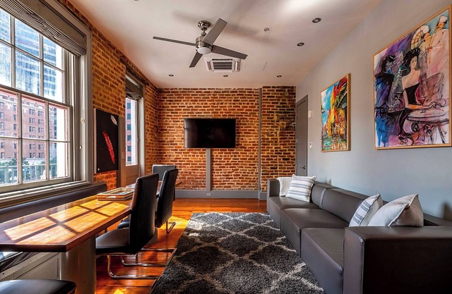Incroyable Condo avec balcon à quelques pas du quartier français