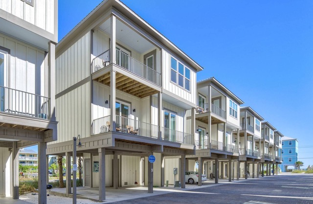 The Nautilus Cottage ~ Pet Friendly! Outdoor Pool, Beach Access & $400 FREE Daily Activities