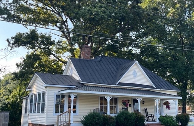 The Nellie House. An historic cottage in the Heart of Elkin