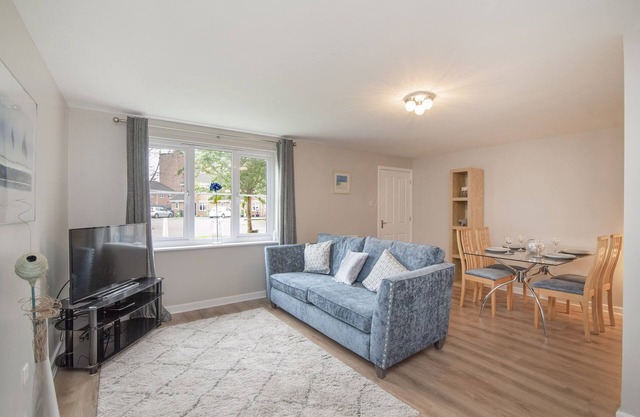 Spacious Main Door Holiday Home & Parking