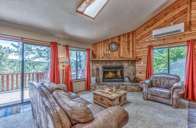Rettig's Rustic Retreat, 3 chambres, 8 personnes, WiFi, cheminée à bois