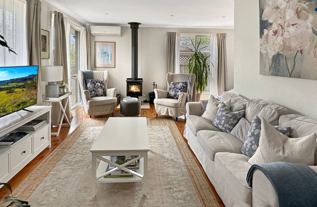 The Nook – central, cosy cottage, fireplace and air-con, walk to town, pet friendly
