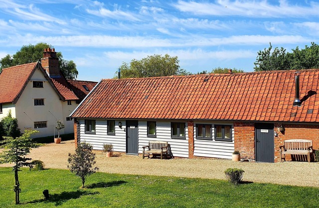 THE NOOK, pet friendly, character holiday cottage in Halesworth