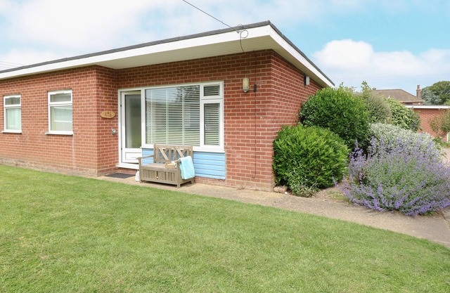 THE NOOK, pet friendly, country holiday cottage in Mundesley
