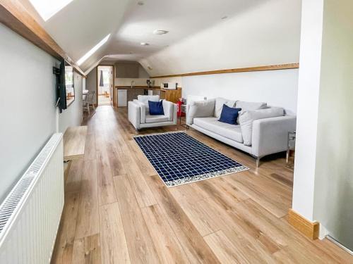 The Oaks - Uk33998