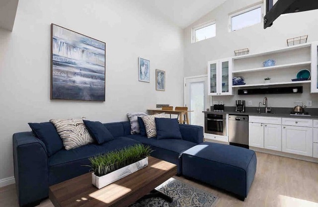 Petite maison vivant au bord de la piscine!