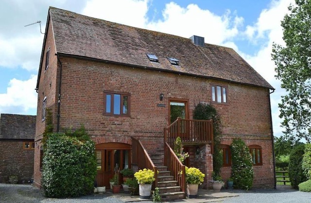 The Oast House - farm stay apartment set within 135 acres