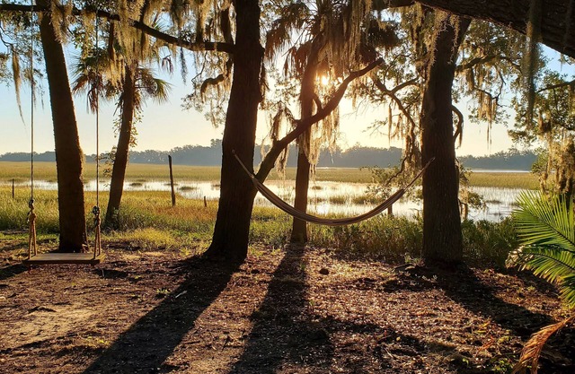 The Offbeat Oasis by the Marsh- State Park Pass Included🏖