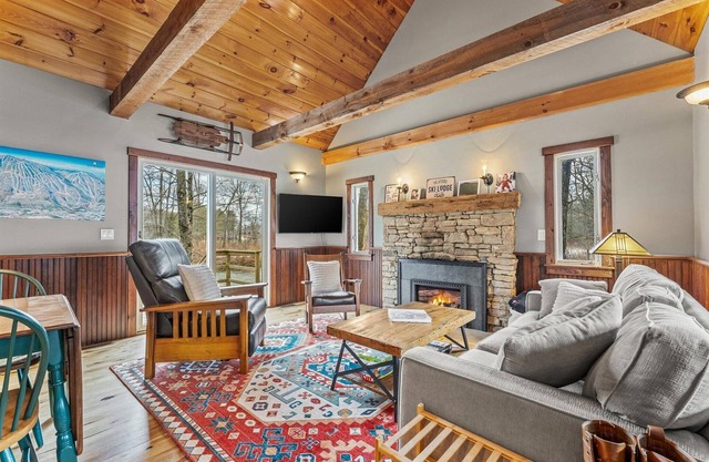 The Okemo Cabin, Cozy 3 Bedroom Cabin minutes to Okemo and VAST Trail System