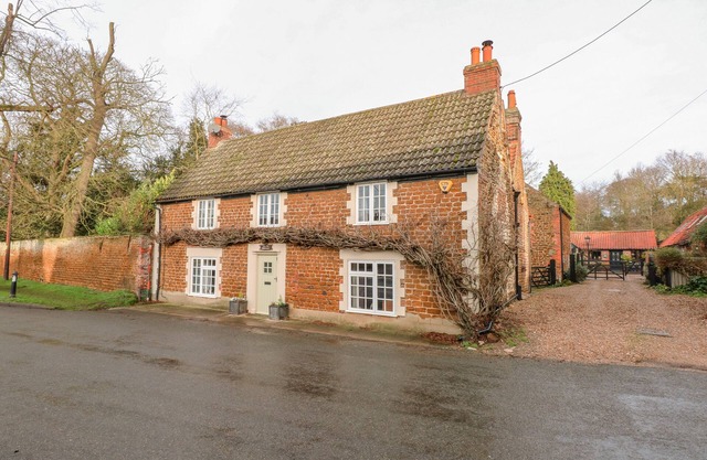 THE OLD BAKEHOUSE, pet friendly, with open fire in Snettisham