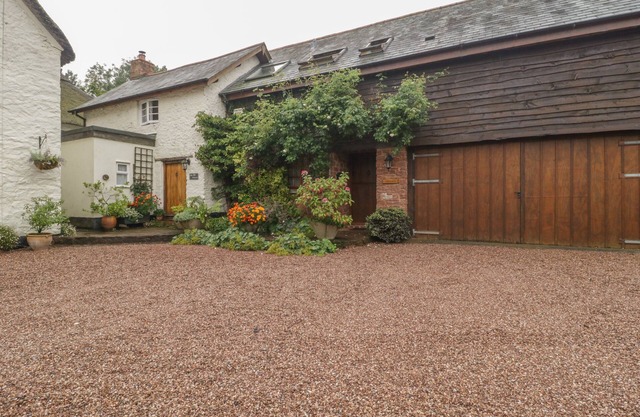 THE OLD BAKERY, pet friendly, character holiday cottage in Crowcombe
