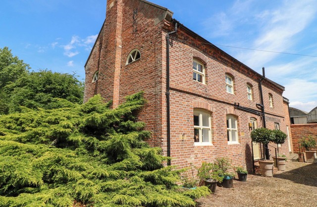 THE OLD BARN, pet friendly, character holiday cottage in Glentham