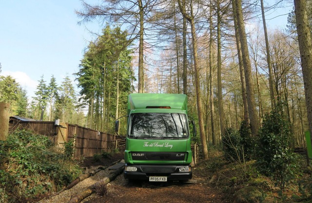 Le vieux camion de pain avec bain à remous et sauna