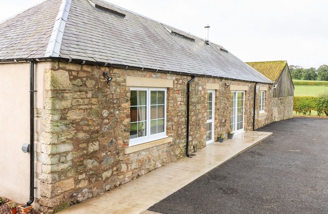 THE OLD BYRE, pet friendly, with open fire in Jedburgh