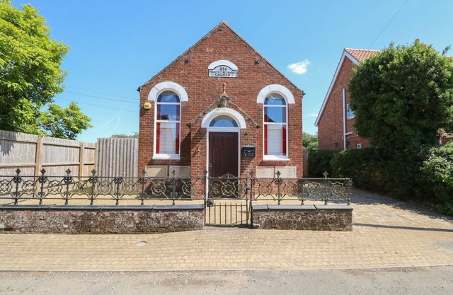 THE OLD CHAPEL, family friendly, with hot tub in Bawdeswell