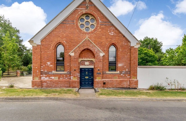 THE OLD CHAPEL, pet friendly, character holiday cottage in Ingham