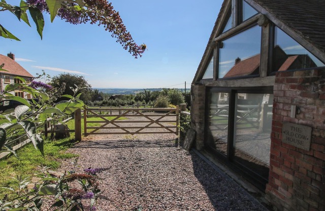 THE OLD COW HOUSE, pet friendly, with open fire in Ditton Priors