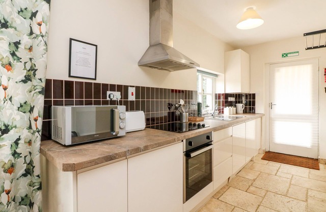 THE OLD DAIRY, family friendly, with pool in Winkleigh