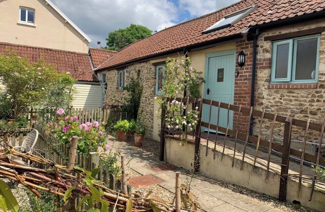 THE OLD DAIRY, pet friendly, with open fire in Colyton