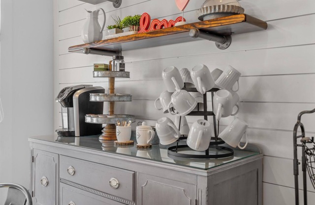 The Old Farmhouse Inn is a charming 4-bedroom Farmhouse in Rineyville, Kentucky