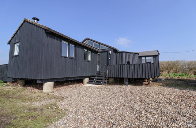 THE OLD FISHERMAN'S HUT, pet friendly, with open fire in Southwold