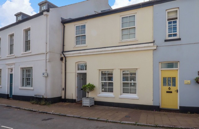 THE OLD GREENGROCERS, family friendly, with a garden in Shaldon