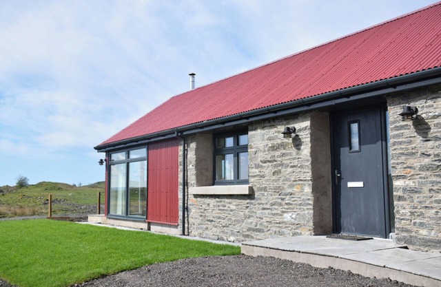 THE OLD HOUSE, BALURE, pet friendly, with open fire in Lismore
