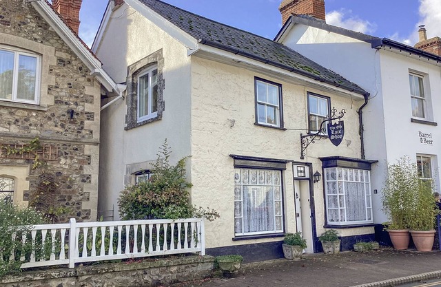 THE OLD LACE SHOP, family friendly, character holiday cottage in Beer