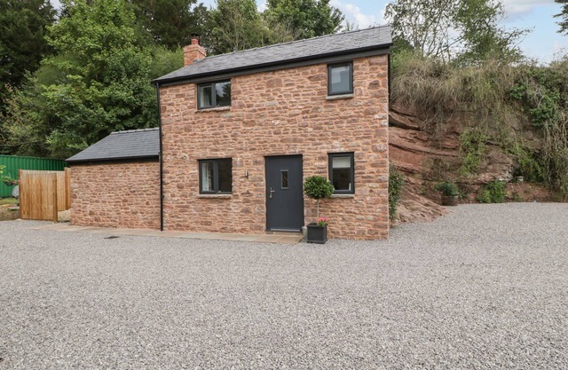 THE OLD MILL BAKE HOUSE, romantic, with open fire in Goodrich