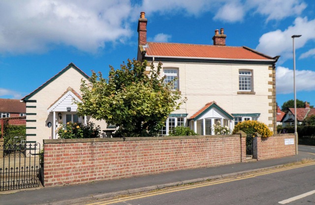THE OLD POLICE HOUSE, pet friendly, with a garden in Hinderwell
