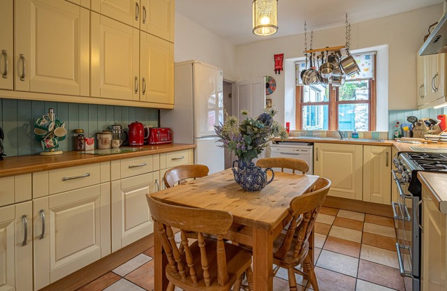 The Old Post Office - Large 6-bedroom property, ideal for families & dog-friendly.