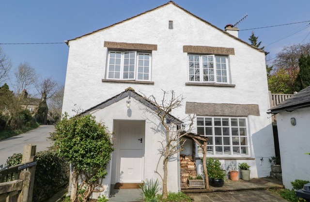 THE OLD POST HOUSE, pet friendly, with open fire in Witherslack