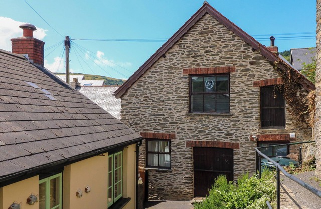 THE OLD SMITHY, pet friendly, character holiday cottage in Lynton