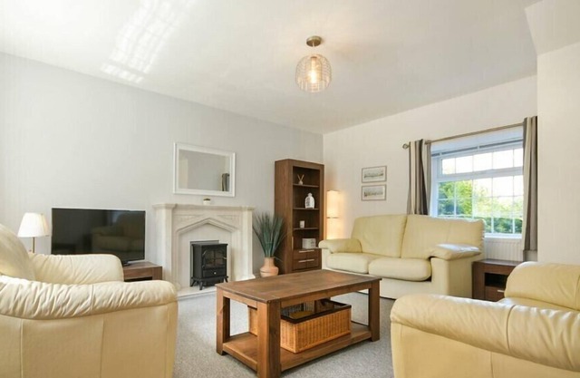 THE OLD SMITHY, pet friendly, country holiday cottage in Amble