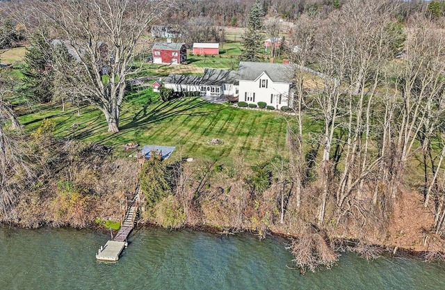 The Old Snow Farm: Lake Allegan Waterfront, Classic Farmhouse, Fire Pit, Patio