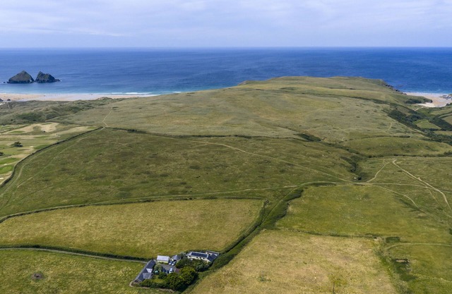THE OLD STABLE, character holiday cottage in Holywell Bay