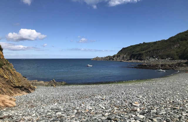 THE OLD STABLE, pet friendly, character holiday cottage in Porthallow