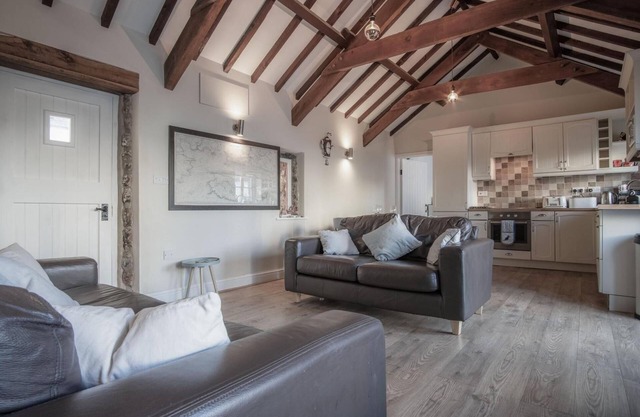 The Old Stables - 3 Bedroom Cottage - Angle