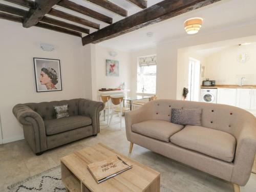 The Old Stables - Pet-Friendly Stay Near Ruthin Castle with Parking