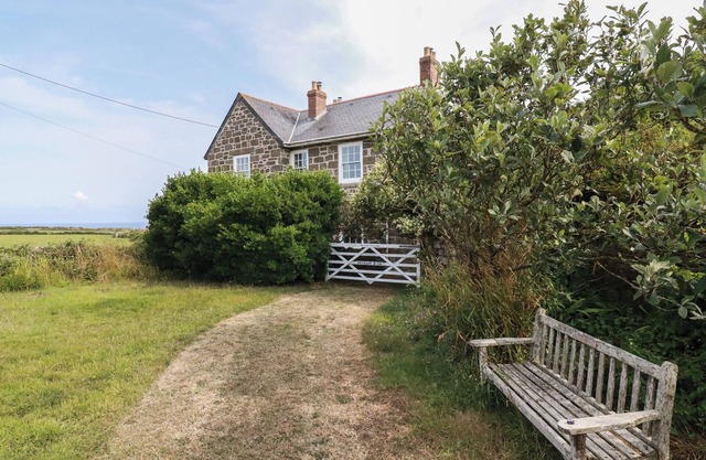 THE OLD VICARAGE, pet friendly, character holiday cottage in Morvah