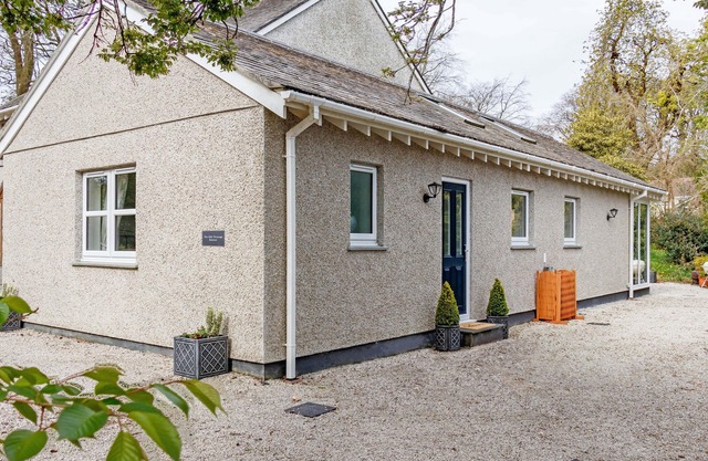 THE OLD VICARAGE RETREAT, with a garden in Luxulyan
