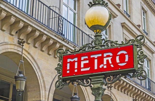 The old-world charm of Marais &its narrow cobblestone streets&hidden courtyards